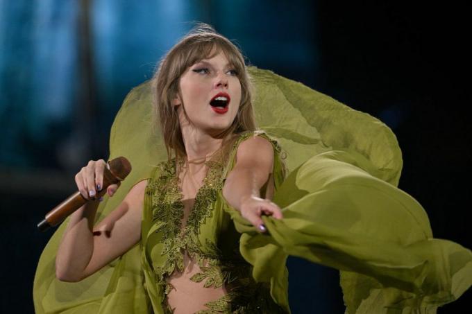 kansas city, Missouri 8. srpnja samo za uredništvo bez naslovnica knjiga taylor swift nastupa na pozornici tijekom druge večeri turneje taylor swift the eras na geha fieldu na stadionu arrowhead 08. srpnja 2023. u kansas cityju, missouri fotografija fernando leontas23getty slike za tas rights upravljanje