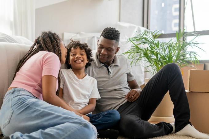 sretna crna obitelj u svom novom domu