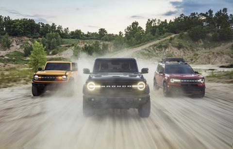 pred-proizvodne verzije sve nove obitelji 2021 bronco svih 4x4 robusnih SUV-a, prikazane ovdje, uključuju lijeva bronca dvokrilna u cyber narančastom metalik trokutu, bronco četvero vrata u sjeni crnoj boji i bronco sport u brzo crvenoj metalik toniranoj providnoj kabanici