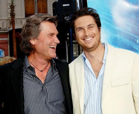 kurt russell i oliver hudson tijekom dolazaka premijere poseidona u los angelesu u kinesko kino graumanis u hollywoodu, kalifornija, sjedinjene države, fotografija jon kopalofffilmmagic