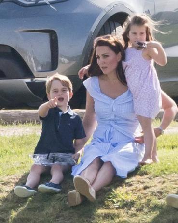 Princ George i princeza Charlotte Igrajte se s Kate Middleton