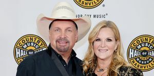 nashville, Tennessee 16. listopada Garth Brooks i Trisha Yearwood pohađaju ceremoniju dodjele medaljona razreda 2022. u dvorani country glazbe u slava i muzej 16. listopada 2022. u Nashvilleu, Tennessee fotografija jasona kempingettyja slike za dvoranu slavnih country glazbe i muzej