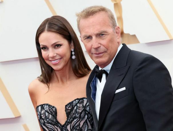 hollywood, californija 27. ožujka christine baumgartner i kevin costner na 94. godišnjoj akademiji dodjela nagrada u Hollywoodu i Highlandu 27. ožujka 2022. u Hollywoodu, Kalifornija, fotografija Davida Livingstongettyja slike