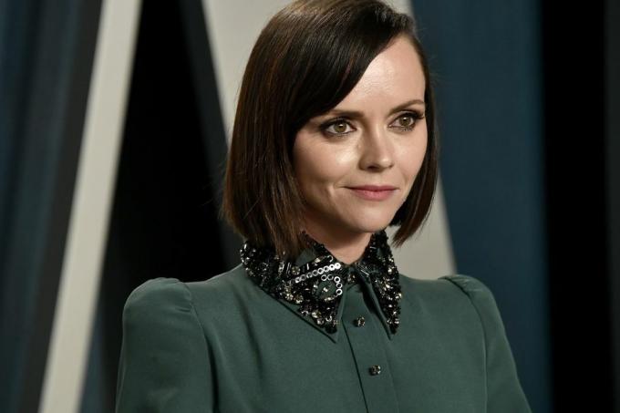 christina ricci na oskarovskoj zabavi sajma taštine 2020. u zelenoj haljini s blještavim ovratnikom