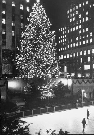 Rockefeller Center božićno drvce noću