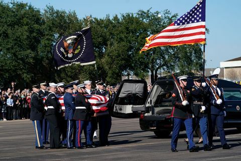 Ceremonija polaska održana je kao tijelo predsjednika Busha doletjelo je u Washington DC