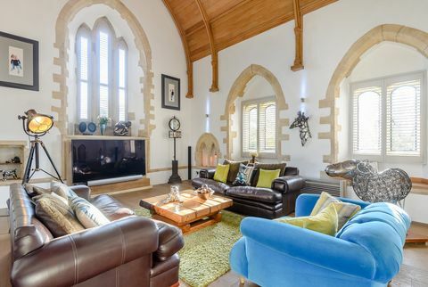 Prodaje se crkvena nekretnina - interijeri dnevnih soba