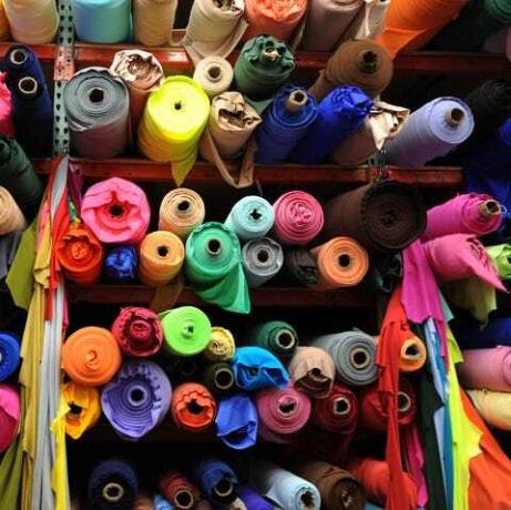 tekstilne role u trgovini tkaninama