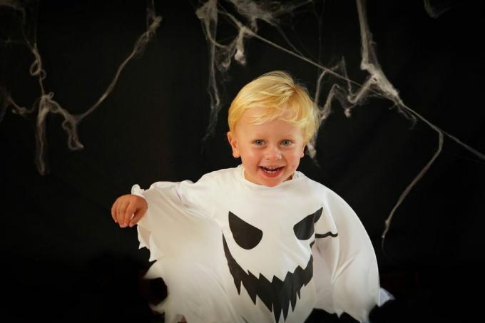 mali dječak u kostimu duha na noć vještica