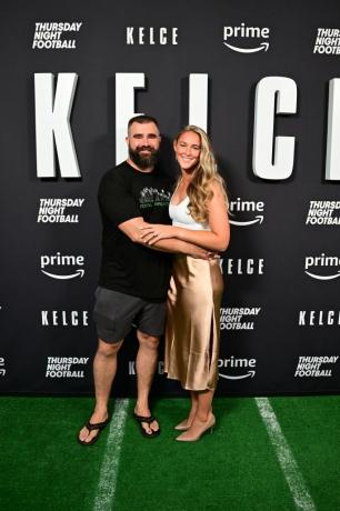 philadelphia, pennsylvania 8. rujna l r jason kelce i kylie kelce dolaze u četvrtak navečer nogomet predstavlja svjetska premijera kelcea 8. rujna 2023. u philadelphiji, pennsylvania fotografija lisa lakegetty slike za prime video