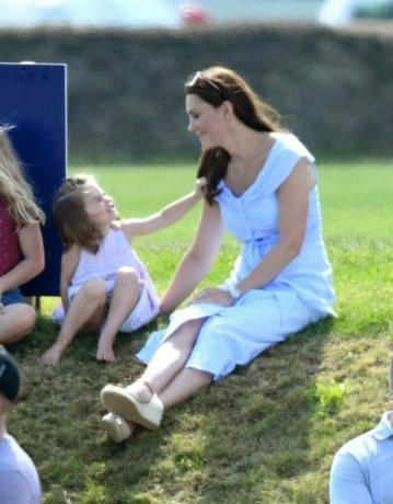 Princ George i princeza Charlotte Igrajte se s Kate Middleton