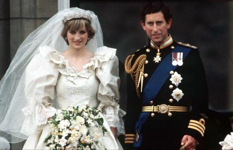 London, Velika Britanija 29. srpnja princ Charles i princeza Diana na balkonu Buckinghamske palače na dan vjenčanja koji princeza nosi vjenčanica koju su dizajnirali David i Elizabeth Emanuel princ nosi uniformu mornaričke haljine fotografija Tim Graham fototeka putem getty slike