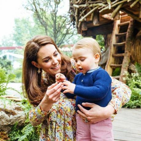 Kate Middleton nudi princu Georgeu, princezi Charlotte i princu Louise privatni obilazak vrta Povratak u prirodu