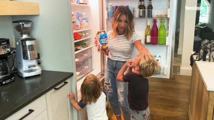 pregled za Jessie James Decker dijeli svoju kremu za kavu koju morate imati u posljednjoj epizodi 'Fridge Tours'