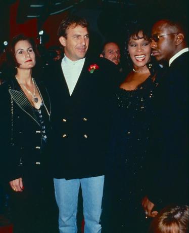 los angeles, oko 1992. cindy costner, kevin costner, whitney houston i bobby brown oko 1992. u los angelesu, kalifornija, fotografija steve granitzwireimage