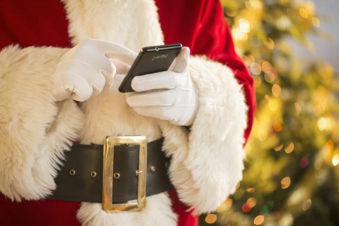 Djed Mraz drži mobitel