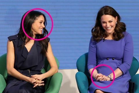 meghan Markle i Kate Middleton smijući se