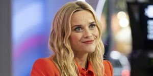 Reese Witherspoon sjedi na TV-u