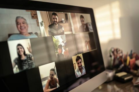obitelj i prijatelji sretni trenuci u video konferenciji kod kuće