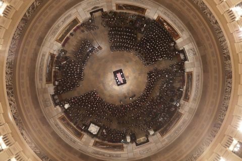 Kongresni čelnici domaćin ceremonije dolaska u Kapitol za pokojnog predsjednika Georgea H.W. Grm