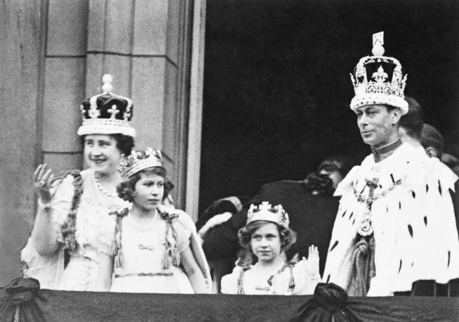 kralj George VI i obitelj u kraljevskim regalijama