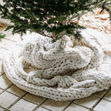 kabelski pleteni pokrivač omotan oko stabla