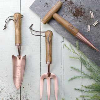 Vrtni alati u drvu i bakru