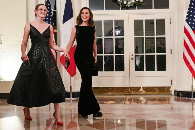 američka glumica jennifer garner i njezina kći violet affleck stižu u bijelu kuću kako bi prisustvovale državnoj večeri u čast francuskog jezika predsjednik Emmanuel Macron, u Washingtonu, DC, 1. prosinca 2022. fotografija roberto schmidt afp fotografija roberto schmidtafp putem gettyja slike