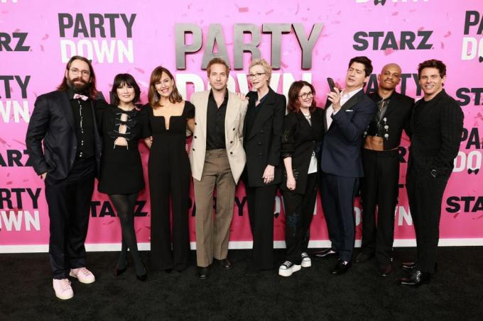 Los Angeles, Kalifornija 22. veljače l r martin starr, zoë chao, jennifer garner, ryan hansen, jane lynch, megan mullally, ken marino, tyrel jackson williams i james marsden prisustvuju premijera na crvenom tepihu 3. sezone starzs party down u kinu Regency Bruin Theatre 22. veljače 2023. u Los Angelesu, Kalifornija, fotografija matta winkelmeyergathea hollywoodskog reportera putem gettyja slike