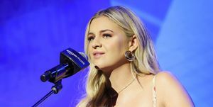 nashville, Tennessee 10. lipnja pjevačica kelsea ballerini nastupa tijekom cma fest 2022. na cma close up pozornici u glazbenom centru grada 10. lipnja 2022. u nashvilleu, tennessee fotografija terry wyattgetty slike