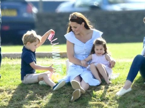 Princ George i princeza Charlotte Igrajte se s Kate Middleton