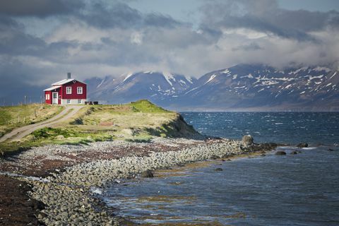 crvena kuća pored fjorda na sjeveru Islanda