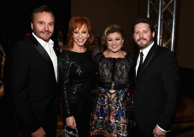 phoenix, az 28. ožujka l r tv producent narvel blackstock, pjevači reba mcentire, kelly clarkson i brandon blackstock prisustvuju muhammad alis borbi slavnih noć xxi u jw marriott phoenix desert ridge resort spa 28. ožujka 2015. u phoenixu, Arizona fotografija michaela bucknergettyja slike za borbu slavnih noć