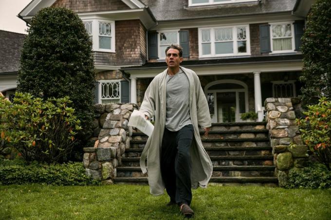 bobby cannavale u promatraču šeće u pidžami po travnjaku ispred kuće