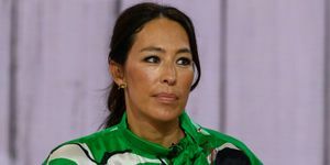 joanna gaines sjedi na stolici