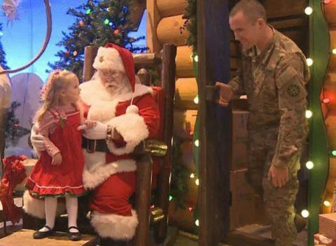 Djevojčice traže da vide tatu vojnika za Božić i on se pojavljuje u videu