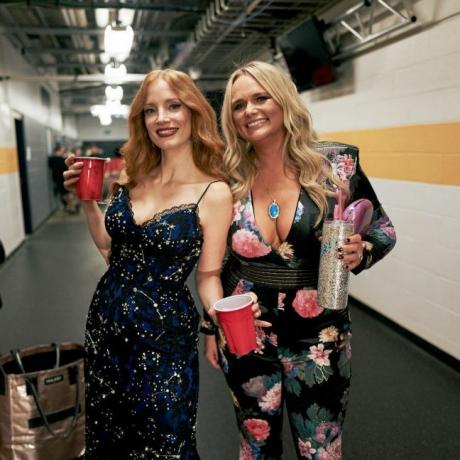 nashville, tennessee studeni 09 jessica chastain i miranda lambert poziraju iza pozornice tijekom 56. godišnje country glazbe dodjela nagrada udruge u bridgestone areni 9. studenog 2022. u nashvilleu, tennessee fotografija john shearergetty slike za cma