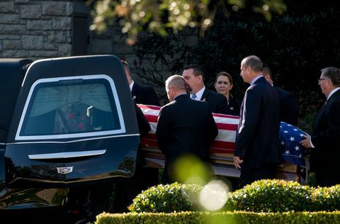 Ceremonija polaska održana je kao tijelo predsjednika Busha doletjelo je u Washington DC