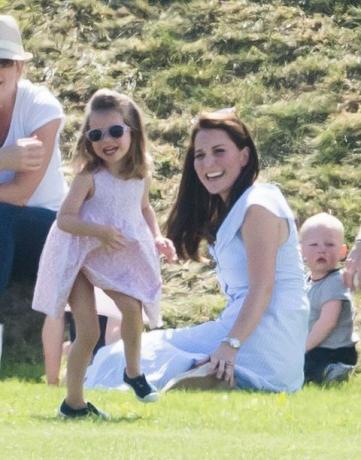 Princ George i princeza Charlotte Igrajte se s Kate Middleton