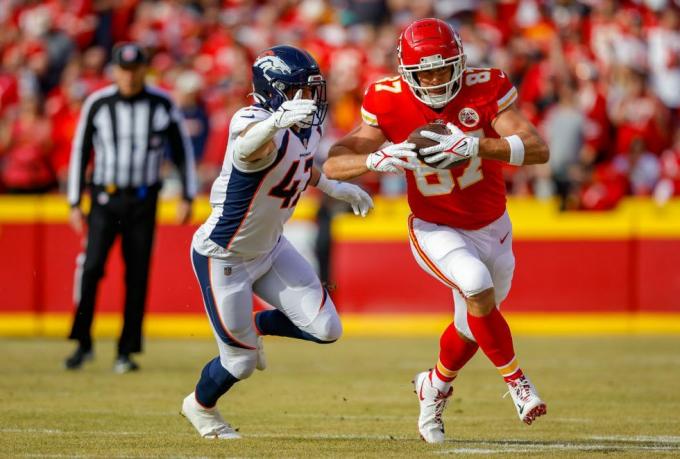 kansas city, mj. 1. siječnja travis kelce 87 od šefova kansas cityja hvata prvu četvrtinu u blizini josey jewell 47 denver broncosa na stadionu arrowhead 1. siječnja 2023. u kansas cityju, Missouri, fotografija davida eulittgettyja slike