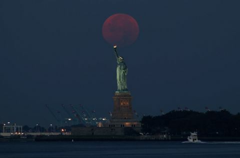 Puni mjesec postavlja se iza kipa slobode u New Yorku