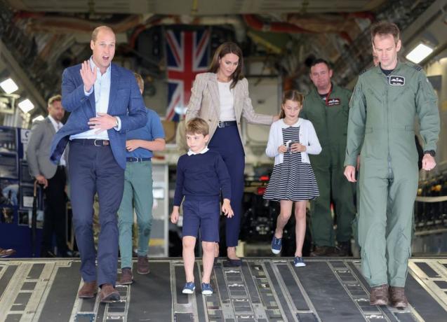 Fairford, Engleska 14. srpnja princ William, princ od Walesa i Catherine, princeza od Walesa s princem Georgeom od Walesa, princeza Charlotte od Walesa i princ Louis od Walesa c dok hodaju niz rampu aviona C17 tijekom posjeta zračnoj tetovaži u Raf Fairfordu 14. srpnja 2023. u Fairfordu, Engleska princ i princeza od Walesa imaju jaku vezu s rafom, a princ je više od tri godine služio u snagama za potragu i spašavanje, baziranim na raf-u Valley u Angleseyju princ je počasni zračni komodor raf Coningsbyja, a princeza je počasni zračni komodor zračnih kadeta, fotografija chrisa jacksongettyja slike