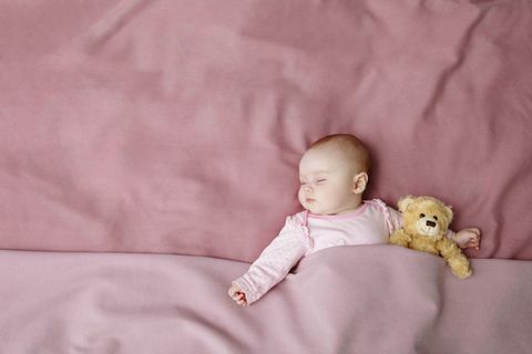 djevojčica u ružičastom krevetu