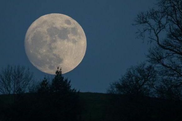 vučji mjesec izlazi iznad Glastonburyja prije upozorenja Ureda Metohije o teškim vremenskim prilikama