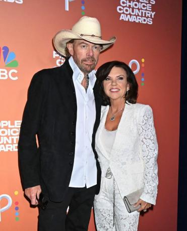 toby keith i trisha lucas na dodjeli nagrada Peoples Choice Country Awards 2023. održanoj u Grand Ole Opry Houseu 28. rujna 2023. u Nashvilleu, Tennessee, fotografija tammie arroyovariety putem getty images