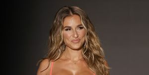 jessie james decker šeta modnom revijom u ružičastom bikiniju i zlatnim štiklama