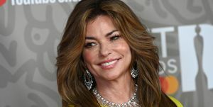 shania twain u žutoj haljini i dijamantnoj ogrlici