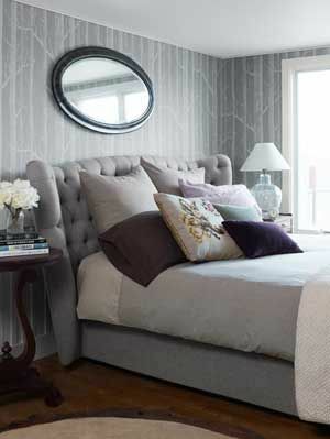 siva spavaća soba s tapeciranim uzglavljem