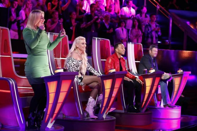 kelly clarkson, gwen stefani, john legend, blake shelton sjede u stolicama dok snimaju glas