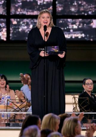 Los Angeles, Kalifornija 12. rujna 74. godišnja dodjela Emmy u udarnom terminu na slici Kelly Clarkson govori na pozornici tijekom 74. godišnja dodjela nagrada Emmy u udarnom terminu održana u kinu Microsoft Theatre 12. rujna 2022. fotografija chris hastonnbc putem gettyja slike